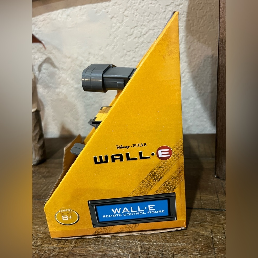 Wall-E Remote Control Figure NEW - Picture 2 of 5